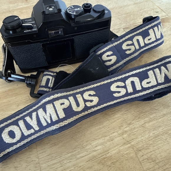 Olympus OM-2s Film Camera W/50mm F1.8 Lens Kit - Picture 15 of 16